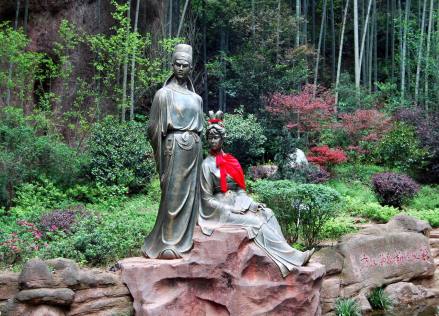 青神中岩寺唤鱼池畔的苏轼与王弗塑像