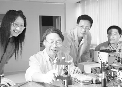 牛憨笨院士和学生在一起