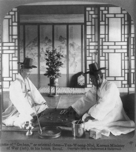 尹雄烈（左）与其子尹致昊下棋