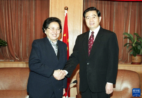 2002年12月23日,胡锦涛同志走访各民主党派时,与何鲁丽