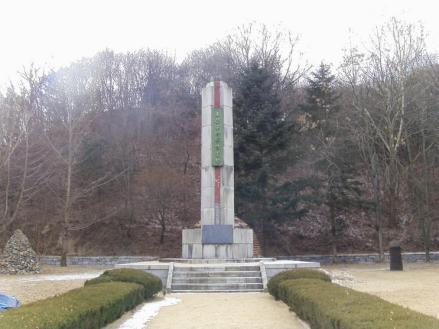 矗立在韩国牛金峙的东学革命军慰灵塔