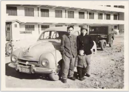1951年邵清廉右与郑新潮左在军委配备的车前