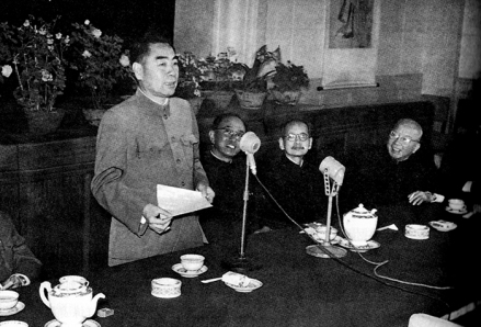 1954年5月14日，叶恭绰（右二）在北京中国画院成立大会上 