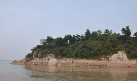 赤壁摩崖石刻远景
