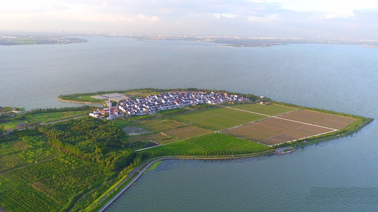 淀山湖西岸青浦区金泽镇蔡浜村及附近水面