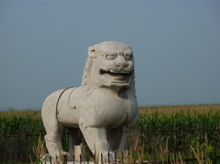 东侧雄走狮