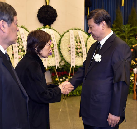 习近平与邓力群亲属握手，表示深切慰问