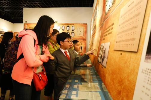 香港沪江小学学生参观校史馆
