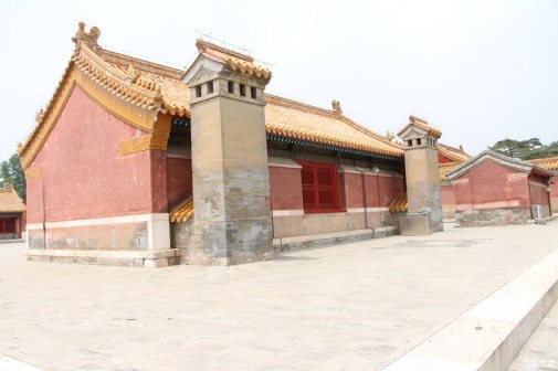 东朝房背面