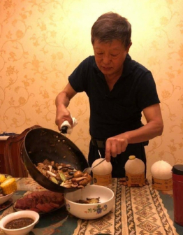 车晓彤在做饭