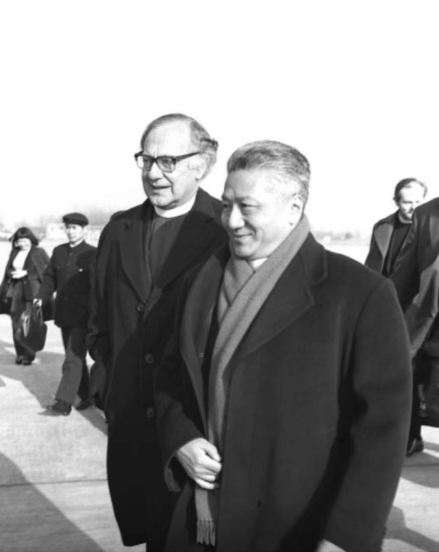 1982年，丁光训主教在南京机场迎接英国坎特伯雷大主教伦西