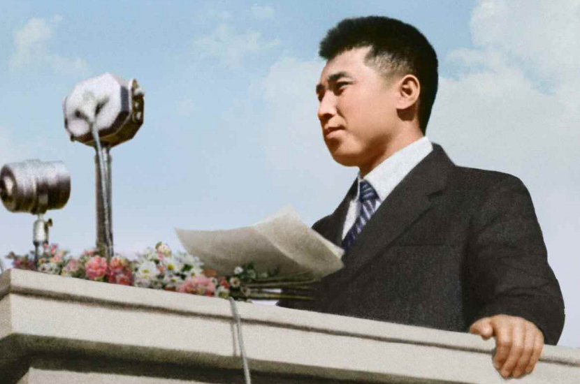 1945年10月，金日成在平壤群众大会发表演说