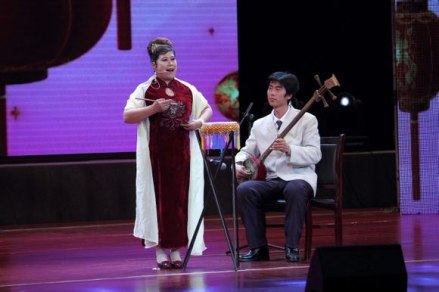 梨花大鼓艺人张君丽在演出