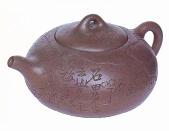 注释：图为瞿子冶梅花壶。