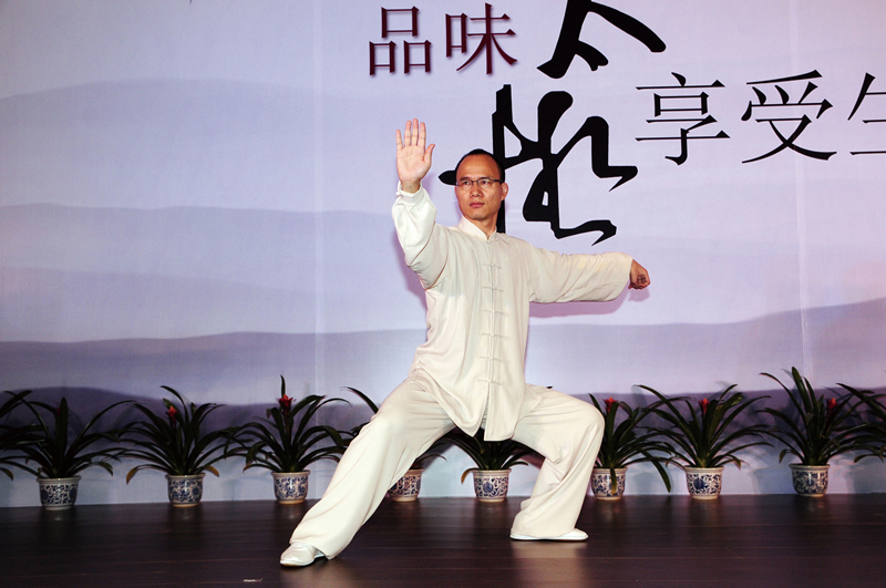 郭广昌在公众场合打太极