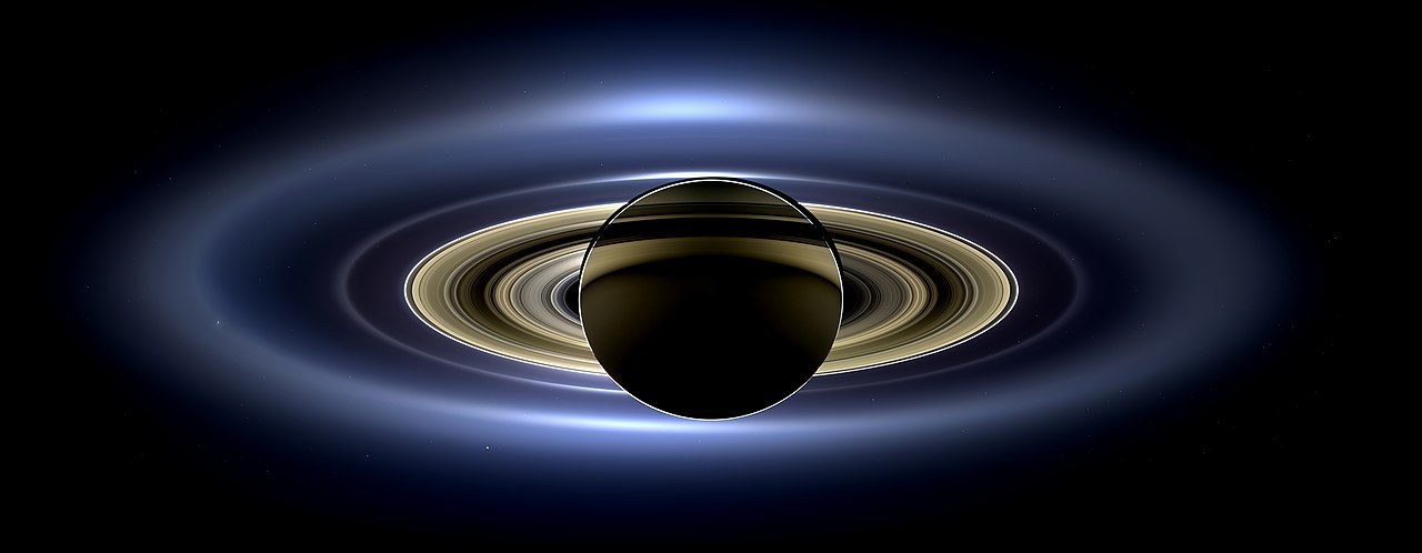 卡西尼号于2013年7月拍摄的土星日食，地球是土星左下方小点