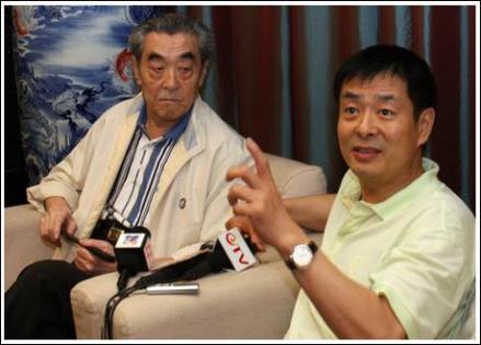 濮思荀（左）与儿子濮存昕