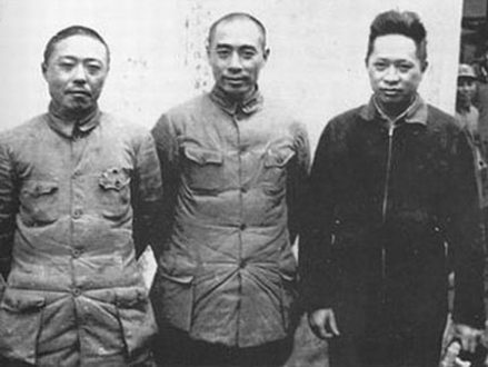 项英叶挺与周恩来的合影