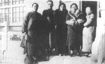胡适(左二),江冬秀(右一)