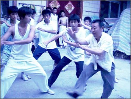 图3 晰扬掌拳师传授拳法 