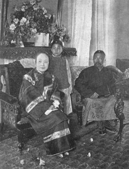 1897年，伍廷芳在旧金山住所与妻儿的合影 