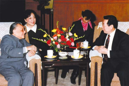 谢国民（右）