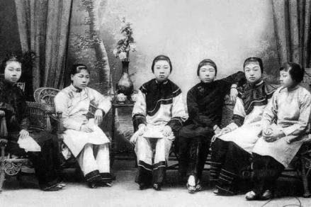                     缠足历史照片