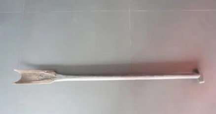 汤载福烈士使用的指甲锹