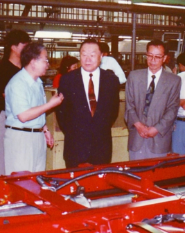 1997年6月，万国权在江苏省考察