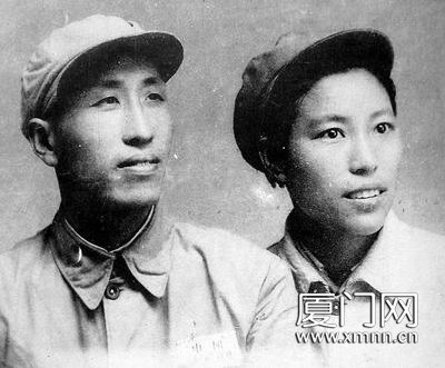 1949年6月进军福建时，高锐与夫人张青松