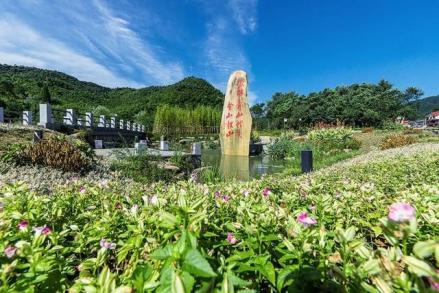 浙江安吉“绿水青山就是金山银山”石碑