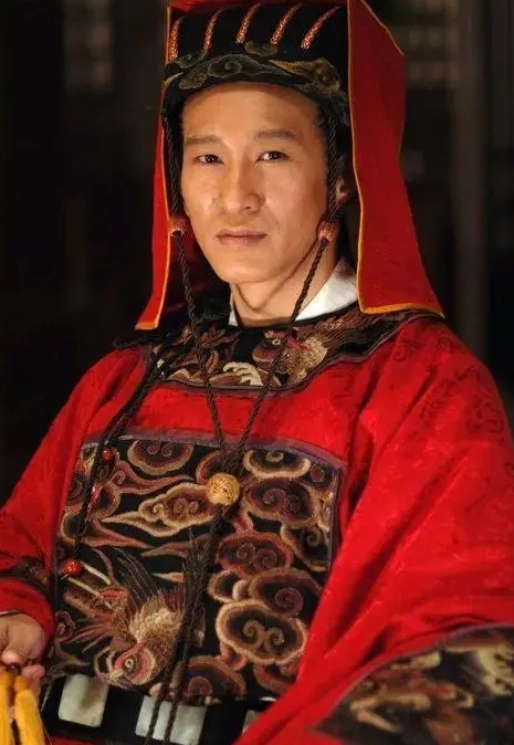 王劲松在《大明王朝1566》中饰演太监杨金水 