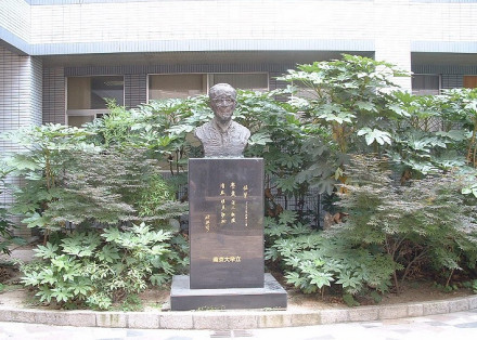 南京大学内的顾毓琇塑像