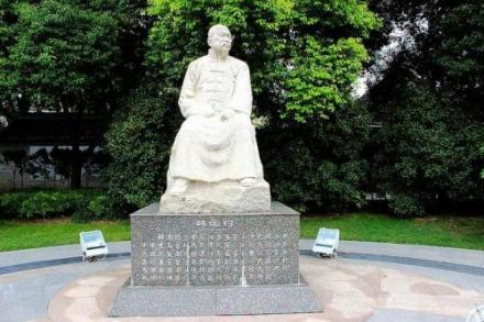 韩国钧雕像