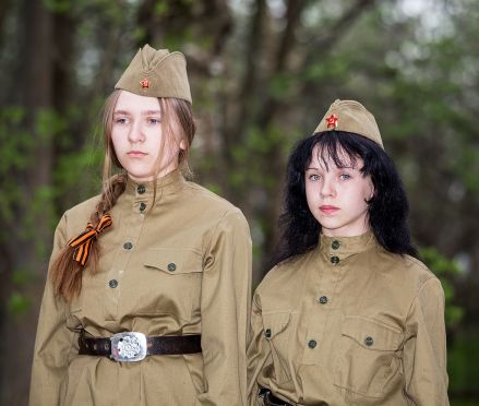 在纪念活动上身着苏联时期服装的俄罗斯女孩