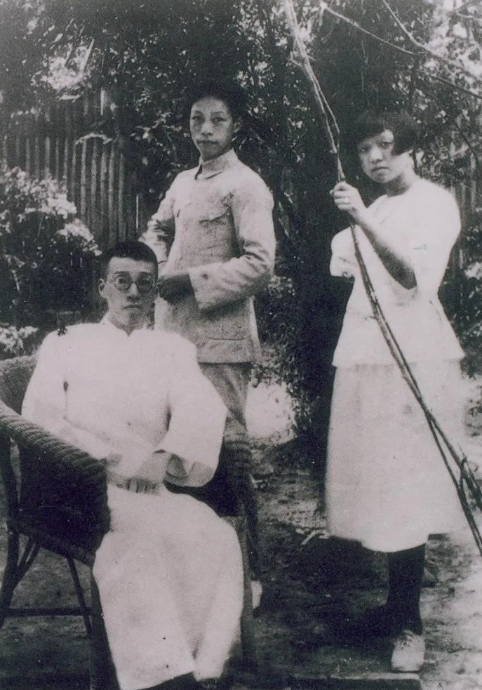 1926年，孟海（左）、文求（中）、陈修良在“若榴花屋”留影