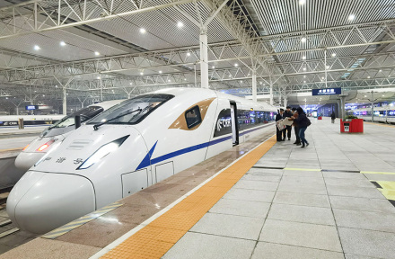 2019年12月16日，C6041次首发列车停靠在成都东站 