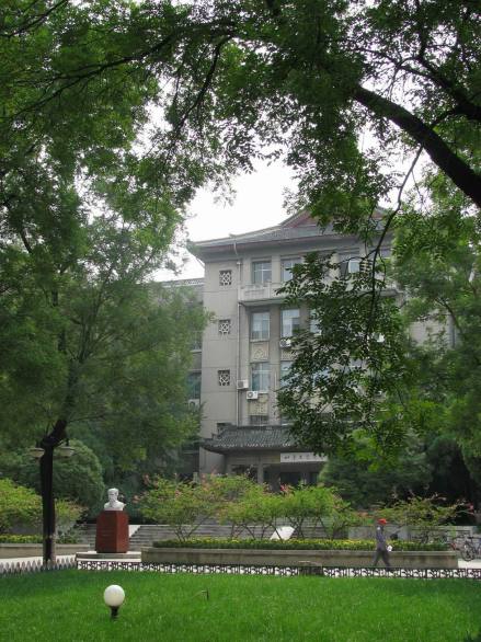 原礼拜堂旧址建起来的医学院主楼