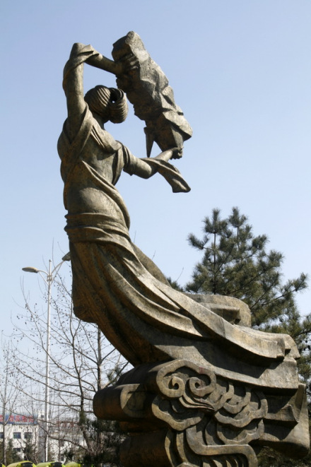 位于山西省长治市的女娲补天雕塑
