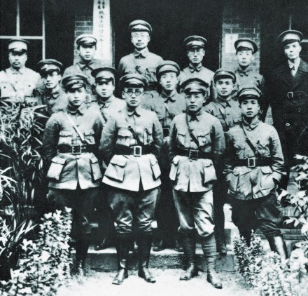 北伐军政治部合影，后排右一为何畏