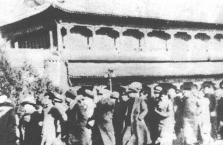 学生示威游行队伍从新华门出发