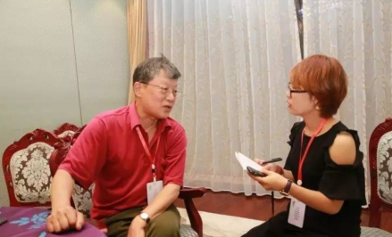 车晓彤在接受邯郸新闻网记者采访