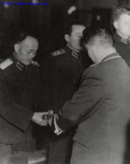 贺龙代表军委为冼恒汉、王恩茂授衔