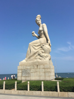 菊花女雕像