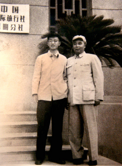 1960年,勘察中缅边界时的厉声教(左)与前来接待的丁荣昌