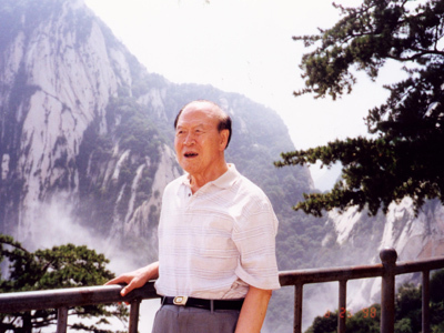 1998年8月马洪参加第五届理事会后游览华山