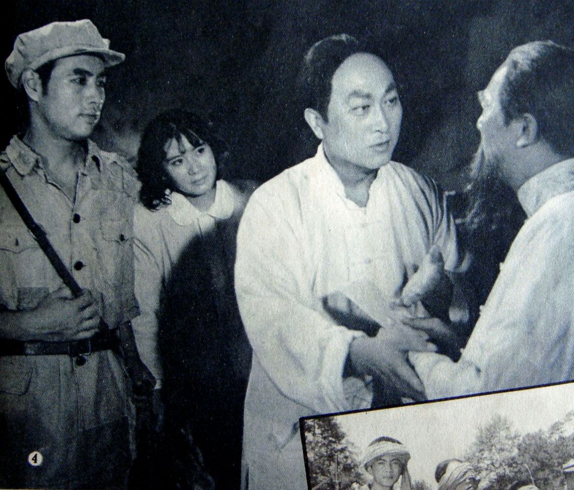 山重水复黑白剧照
