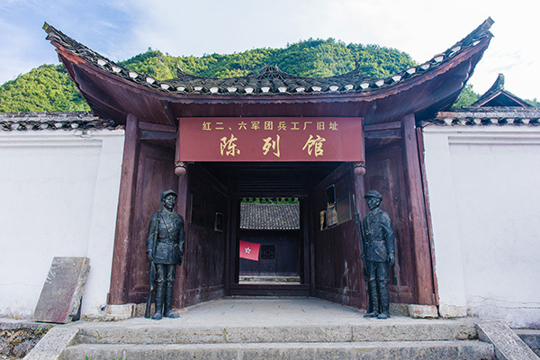 红色茨岩塘