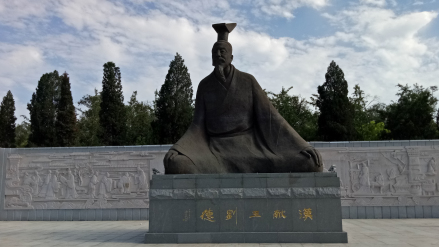 汉献王刘德坐像（献王纪念园内）