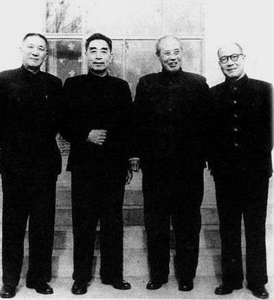 同周恩来、张治中、屈武商的合影